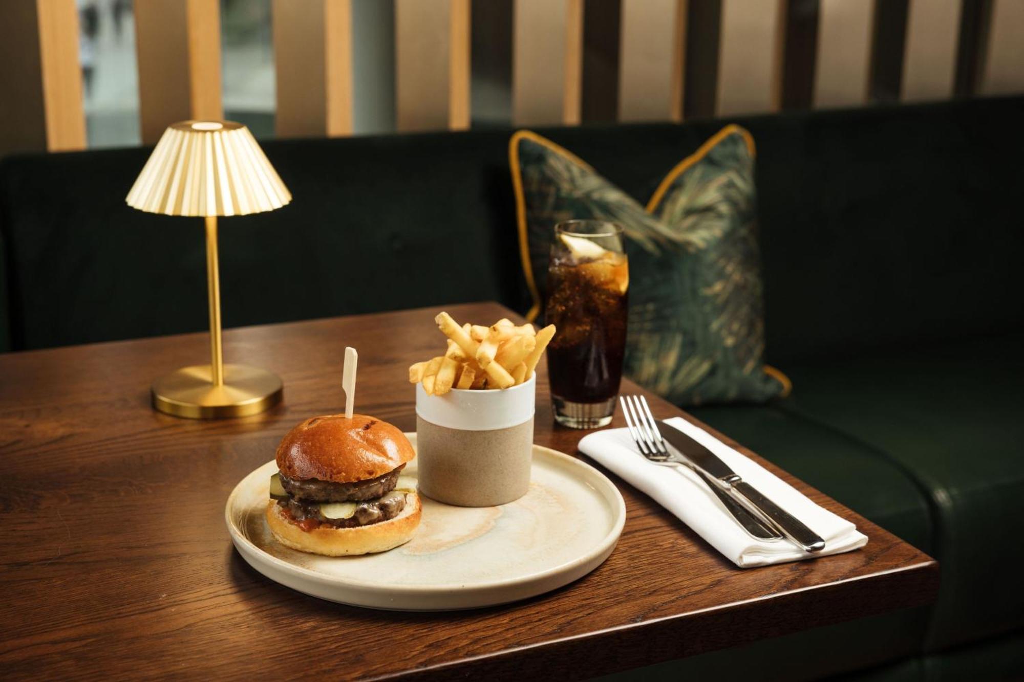 Montcalm East, Autograph Collection Hotel Londres Exterior foto A burger and chips at the Ivy, St John's Wood