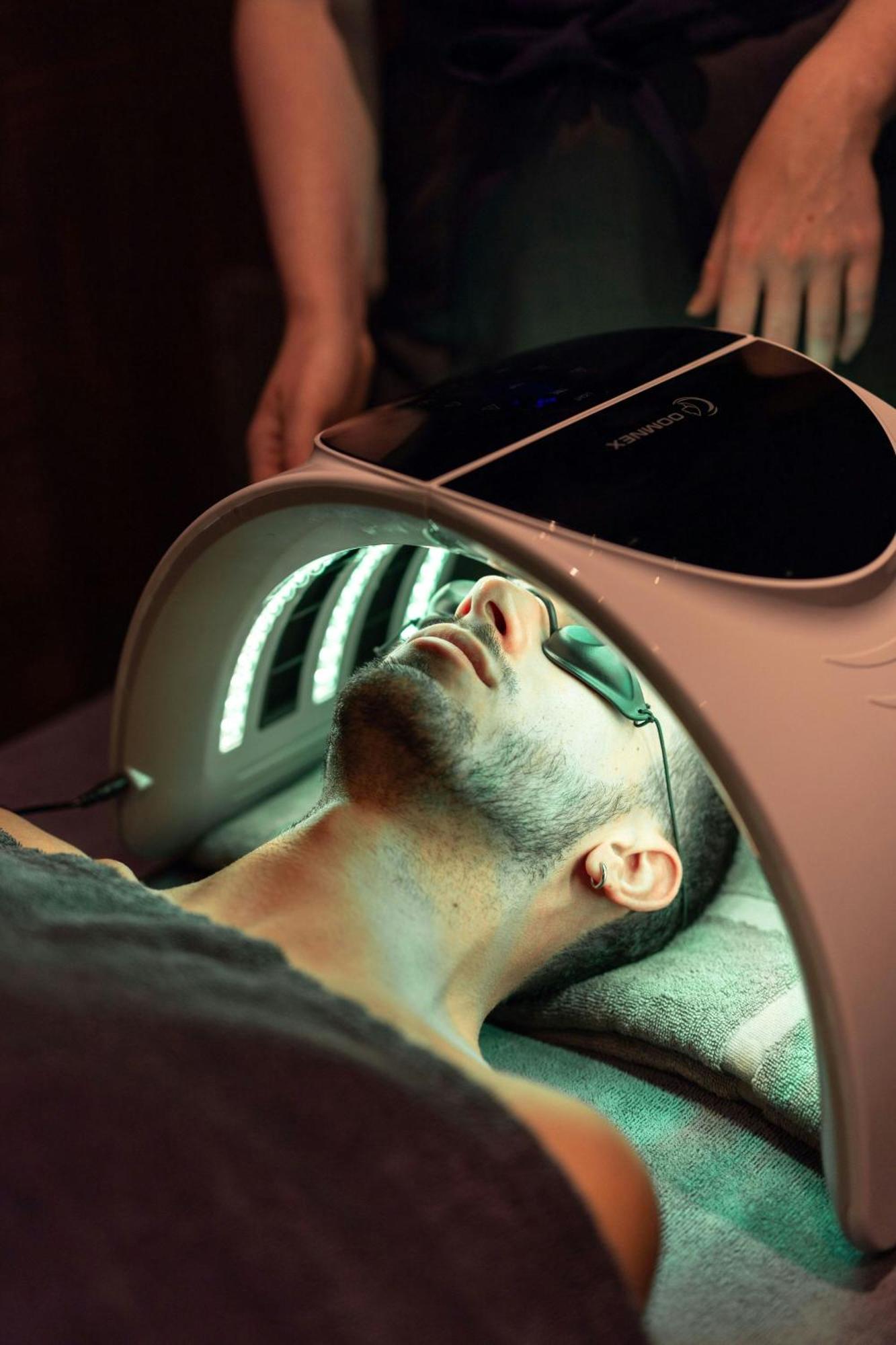 Montcalm East, Autograph Collection Hotel Londres Exterior foto A patient receiving photodynamic therapy