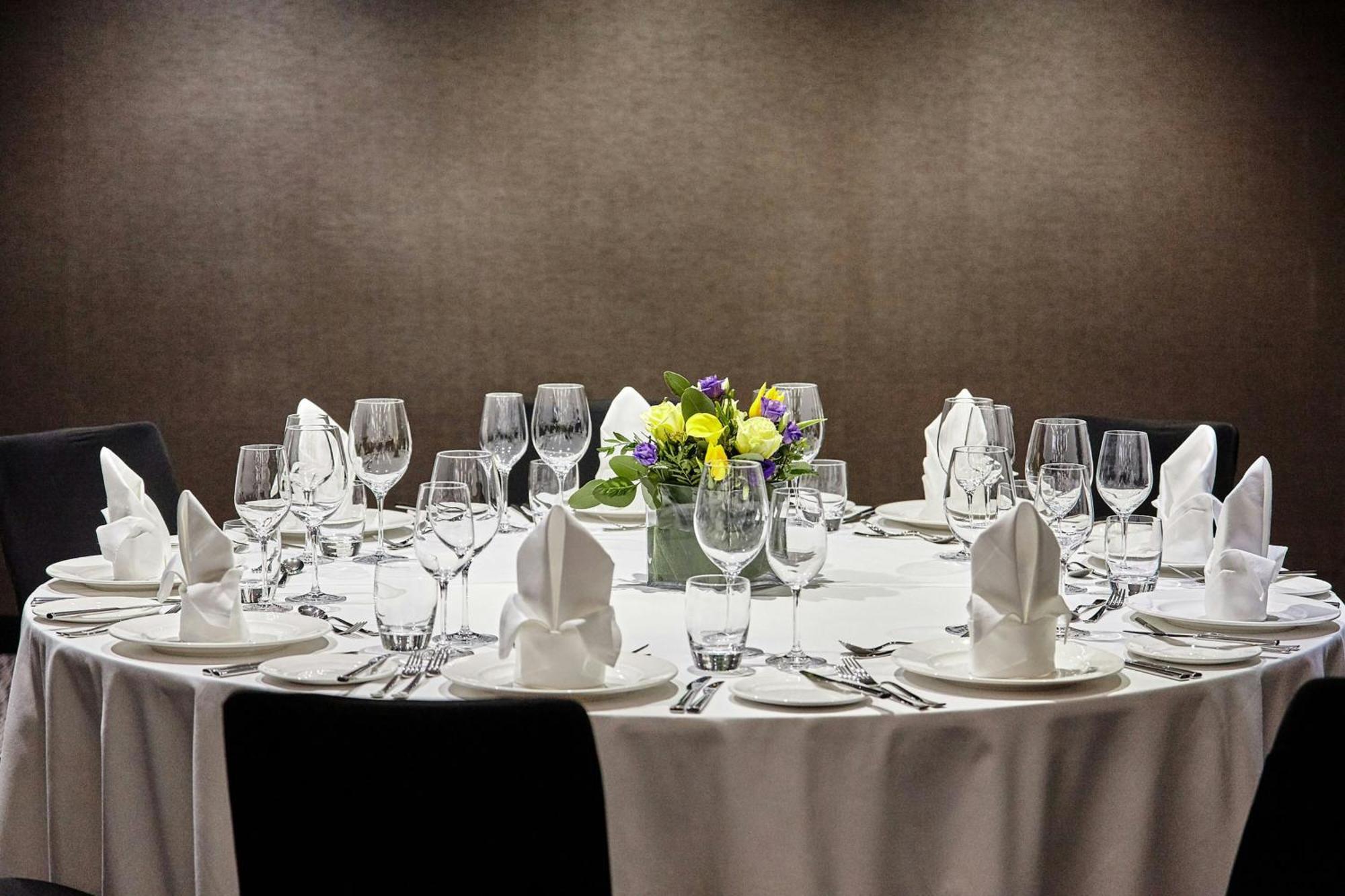 Montcalm East, Autograph Collection Hotel Londres Exterior foto A table set for a formal dinner