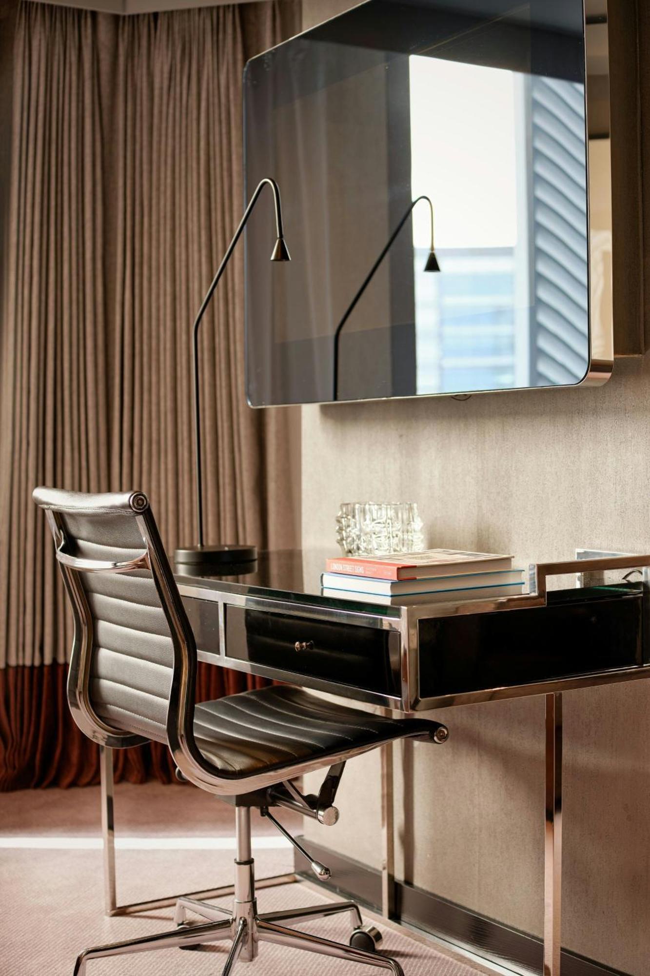 Montcalm East, Autograph Collection Hotel Londres Exterior foto A desk in a hotel room